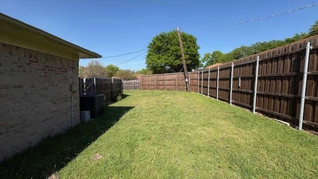 Building Photo - 3 Bedroom Duplex!