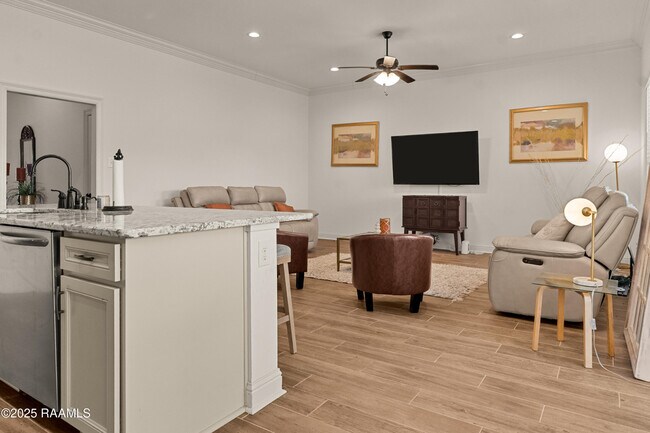 Building Photo - 120 Sugar Crest Dr