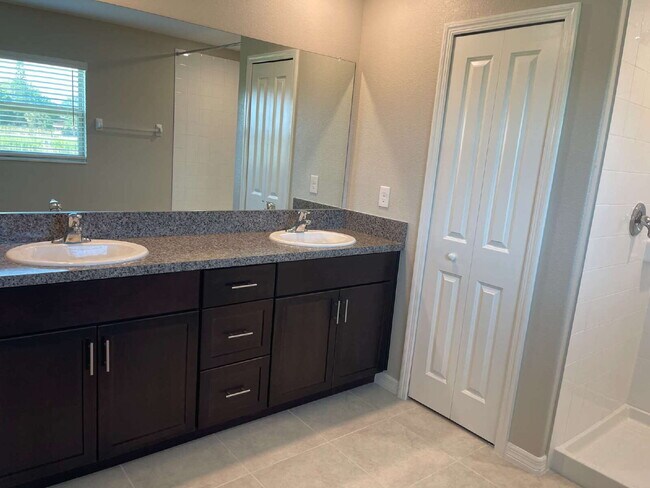 Building Photo - "Spacious 4-Bed Oasis with 2.5 Baths on Ra...