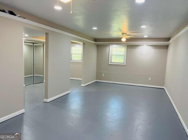 Building Photo - 147 N Lake Dr