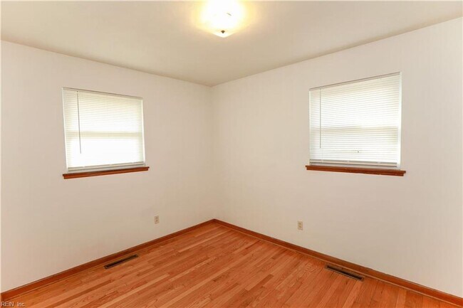 Building Photo - Hampton Duplex 2bed 1 bath
