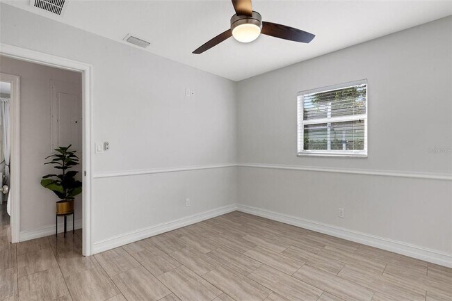 Building Photo - 2914 W Lake Ave