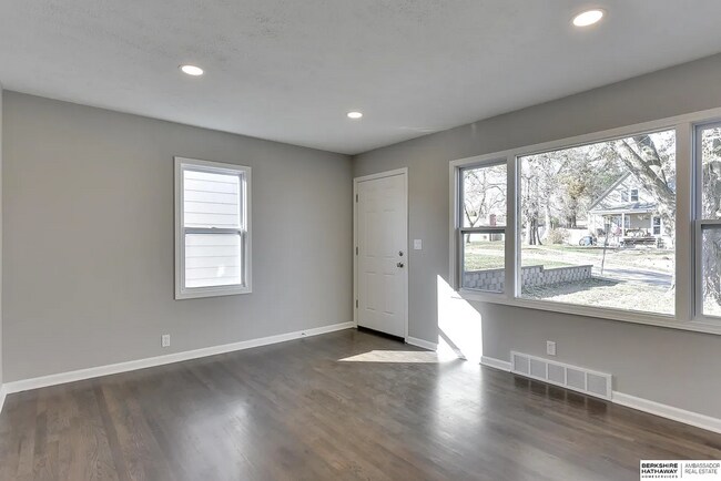 Building Photo - Fully Renovated Florence Gem with Modern Finishes & Historic Charm