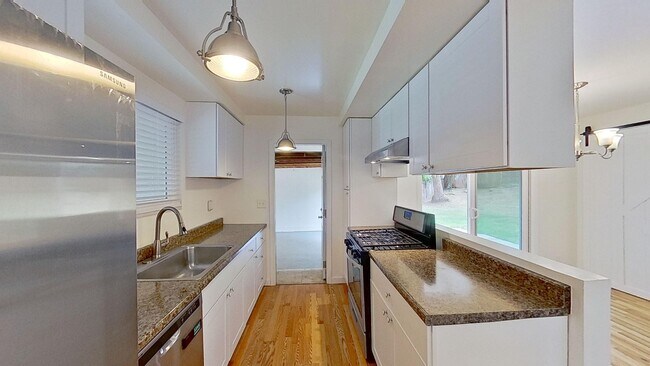 Building Photo - Spacious 4 Bedroom/2 Bathroom home plus Of...