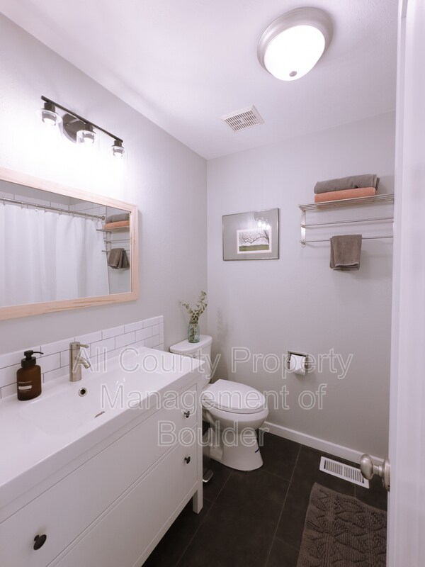 Building Photo - 727 Julian Cir