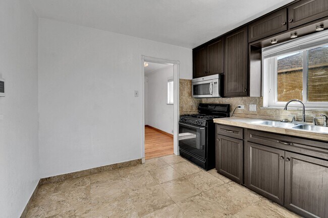 Building Photo - 4 bedroom, 2 bath home in Park Hill