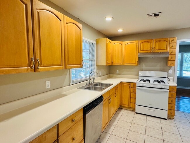 Building Photo - Move-in Ready ! Bright 3 Bedroom