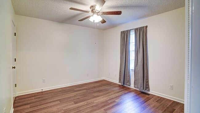 Building Photo - 2 Bdrm / 1.5 Bath Townhouse in Johnson Cit...