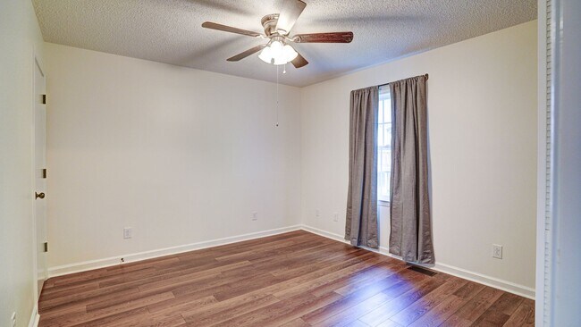 Building Photo - 2 Bdrm / 1.5 Bath Townhouse in Johnson City - Near ETSU, JCMC & VA