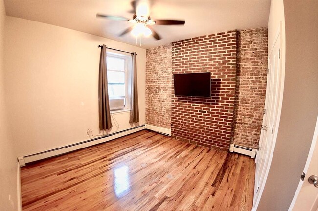 Building Photo - 228 1st St