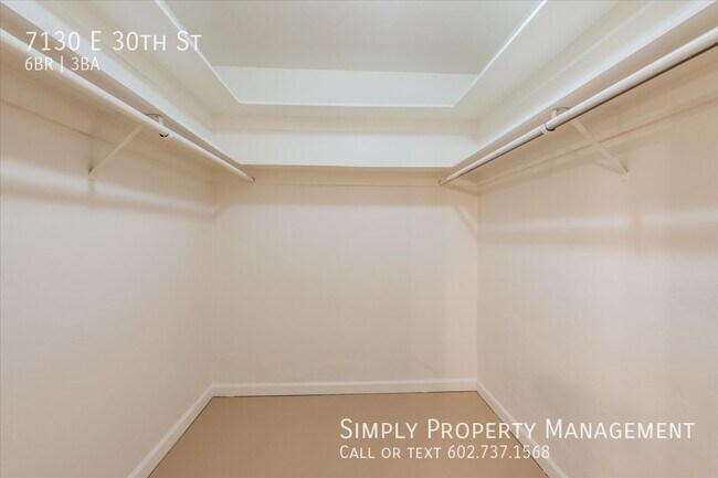 Building Photo - 4 bedroom 2 bath main house with a 2 bed 1...