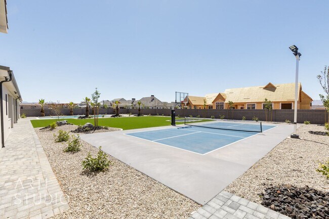 Building Photo - BRAND NEW Gorgeous 6 bed 7 bath with Pool ...