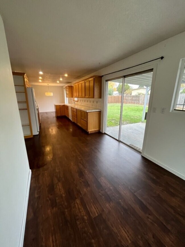 Building Photo - $500 off first full month! 3 Bedroom 2 Bath McMinnville OR