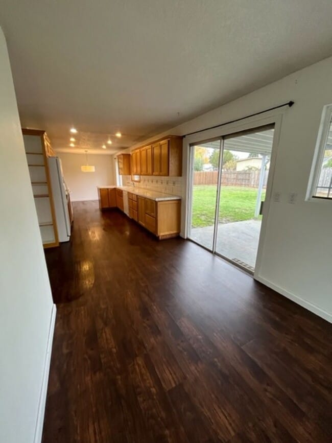 Building Photo - Coming Soon! 3 Bedroom 2 Bath McMinnville OR