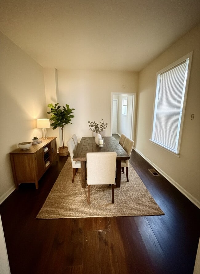 Building Photo - 1943 E Monmouth St