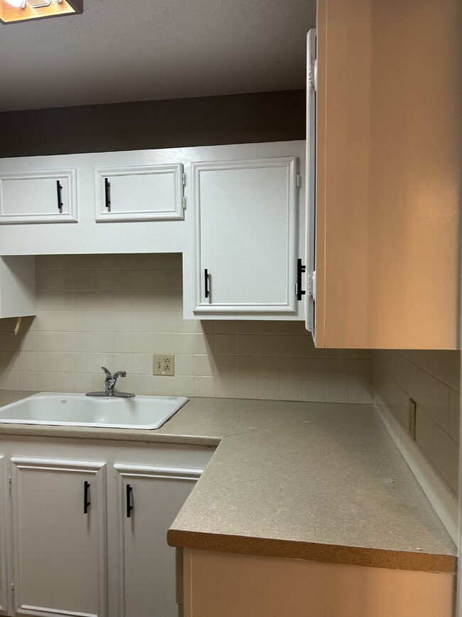 Building Photo - "Stylish 3-Bedroom First Floor Condo in Ke...