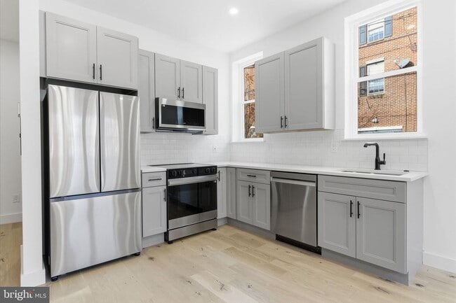 Building Photo - 2724 E Somerset St