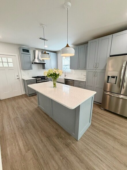 Building Photo - 667 Francis Pl NW