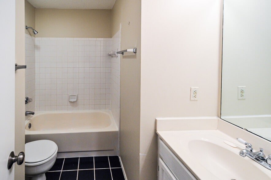 Building Photo - 18865 Vineyard Point Ln