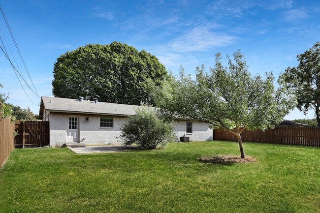 Building Photo - 3052 Cameo Ln