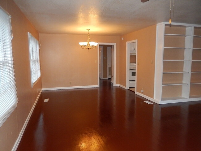 Building Photo - SPACIOUS Quincy 2/1 w/ Wood Floors, All New Windows, New Deck, over 1200 sq ft, & More! $1095/mon...