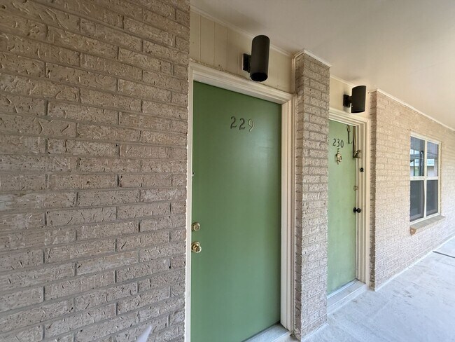 Building Photo - 2724 Whitney Pl