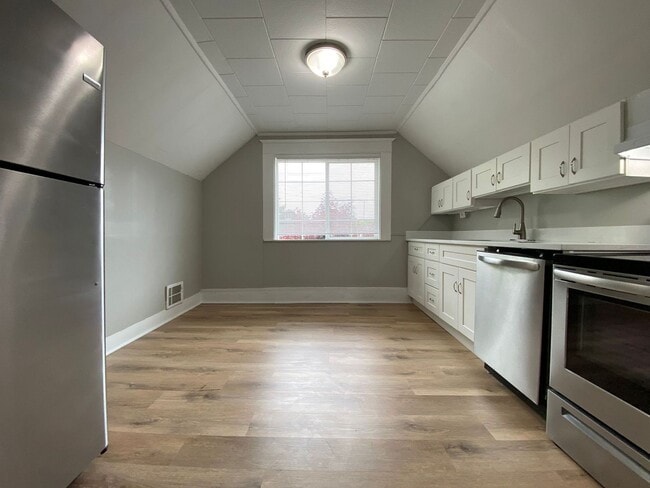 Building Photo - Drexel Stadium - M St Triplex