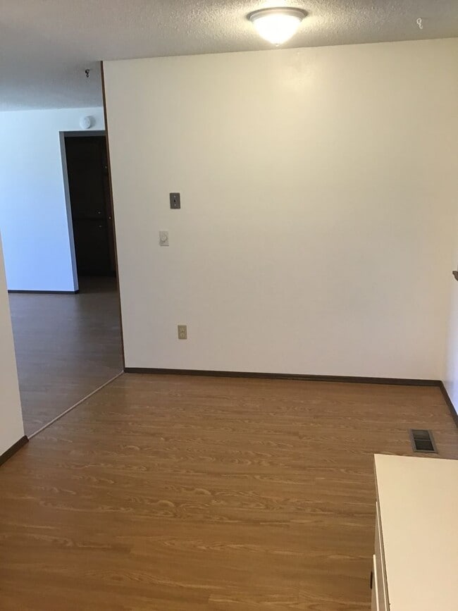 Building Photo - Large 2 bed 1 Bath
