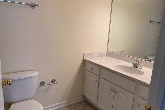 Building Photo - End Unit Townhouse in Wyndhurst