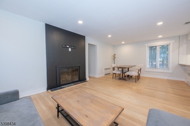 Building Photo - 7 Oak Tree Ln