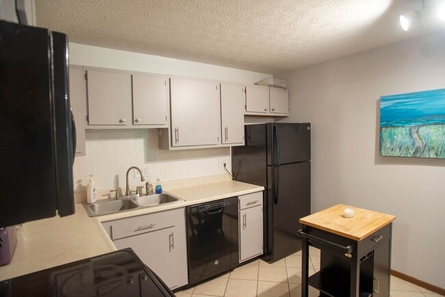 Building Photo - Fully Furnished 2-Bedroom Condo – 2 Blocks...