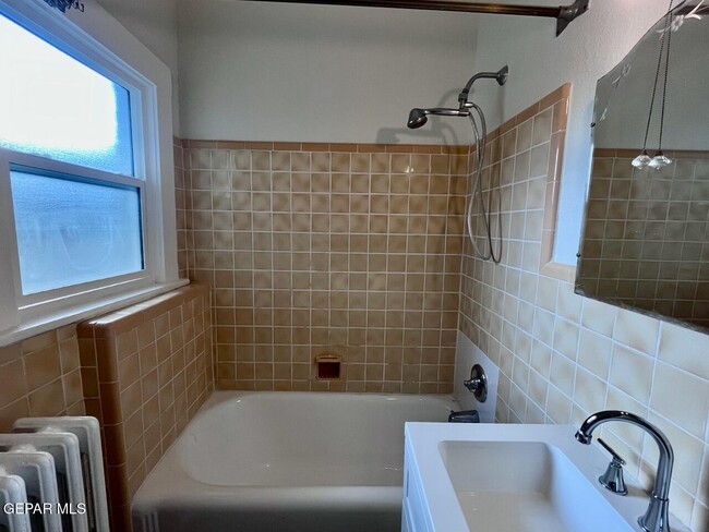 Building Photo - 1203 Madeline Dr