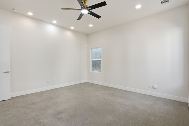 Building Photo - 5519 Paraiso Pl