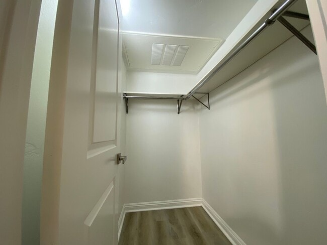 Building Photo - Beautifully Renovated 1-Bedroom Condo in R...