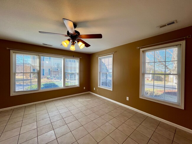 Building Photo - 3-Bed, 3-Full Bath, End Unit, 1-Car Garage!