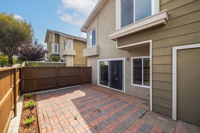 Building Photo - Fully Renovated 3-Bedroom Home in the South Bay Townhomes Community!