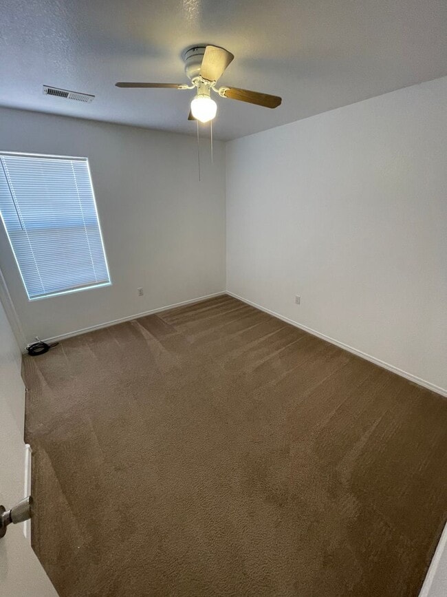 Building Photo - Great 5 Bedroom/2.5 Bathroom off Porter Dr.