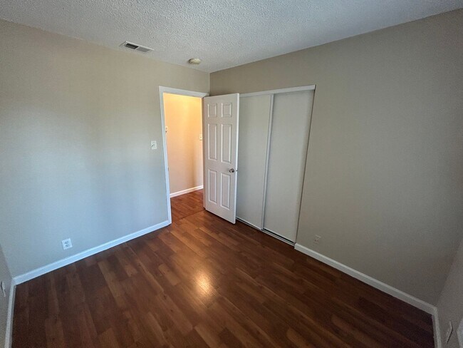 Building Photo - Charming 3-bedroom, 2-bath Single Story An...