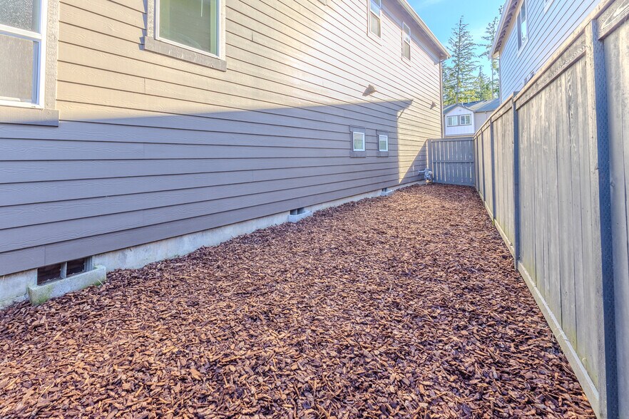 Building Photo - 6280 SE Genrosa St