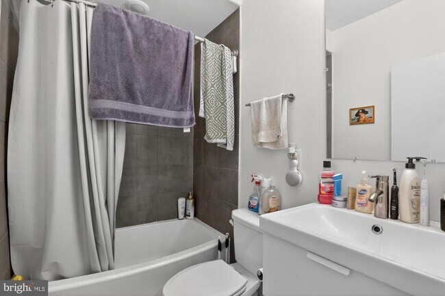 Building Photo - 1445 S 32nd St