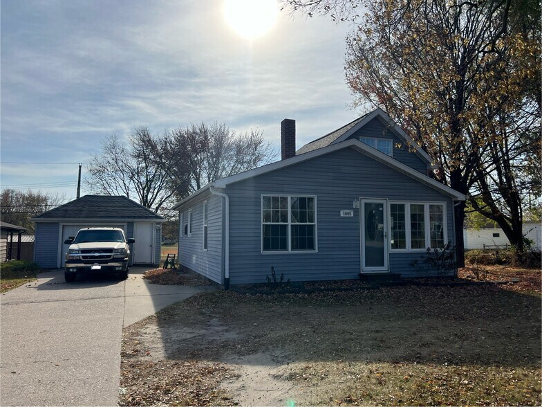 Primary Photo - 1005 E Main St
