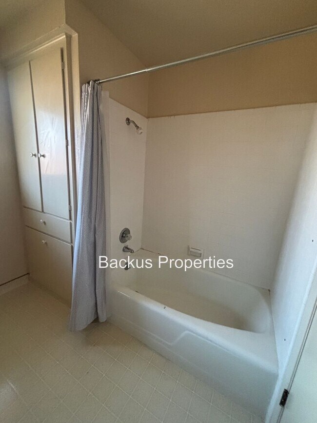 Building Photo - Wonderful three bedroom home in South Salinas