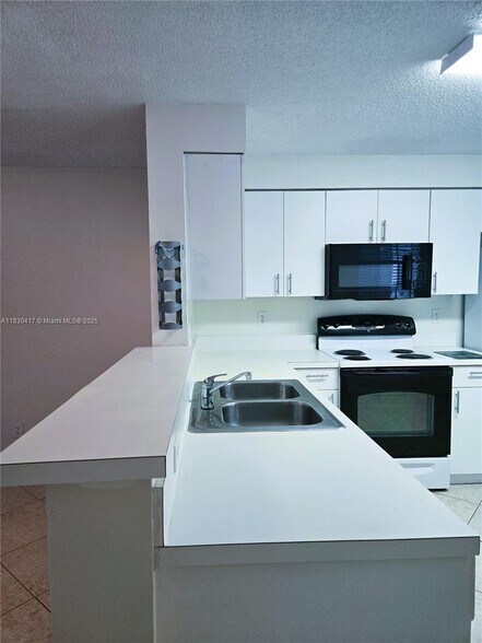 Building Photo - 1210 Sorrento Dr