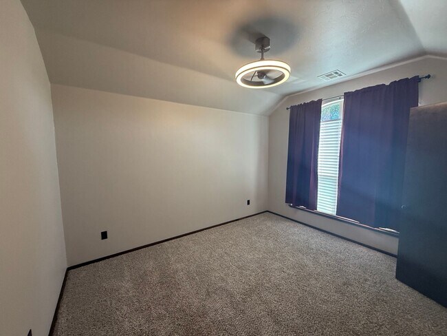 Building Photo - 3 bed plus office, Neighborhood amenities include a neighborhood pond, Pool and playground!