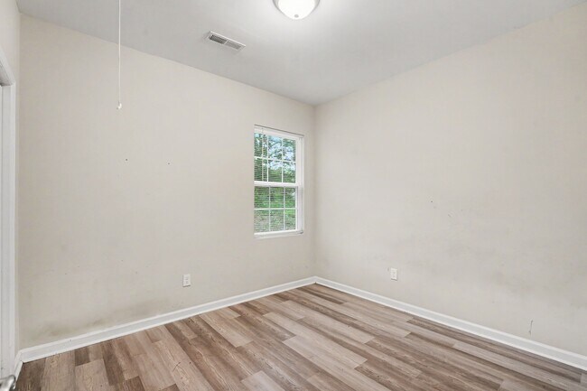 Building Photo - 635 Johns Ln