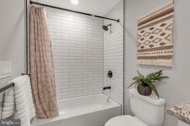 Building Photo - 1924 N Front St