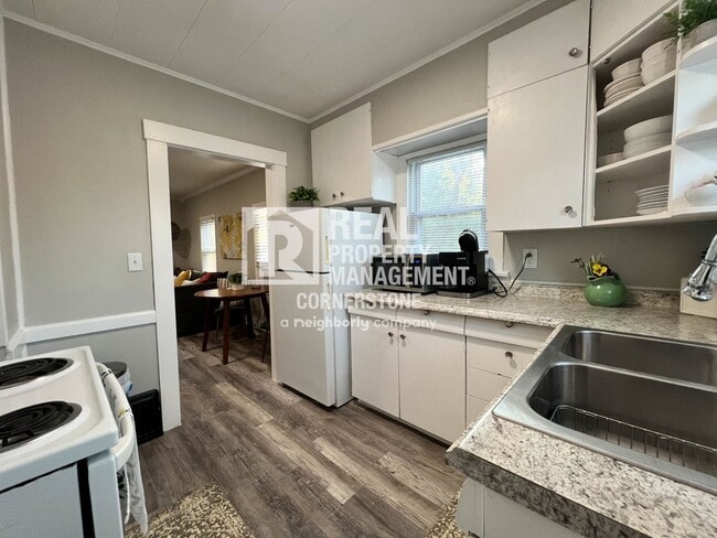 Building Photo - Cozy 2-Bedroom Near WMU & Downtown Kalamazoo!
