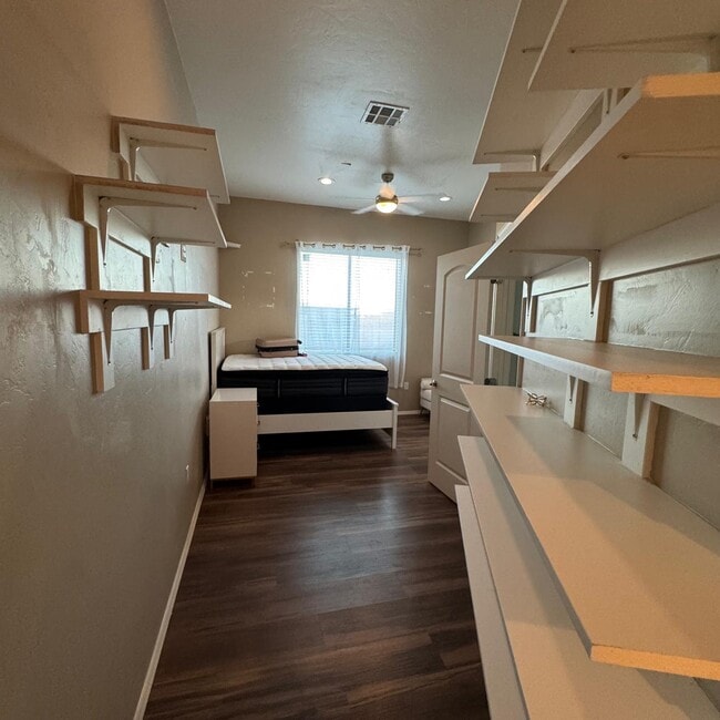 Building Photo - 1111 Vista De Los Alamos