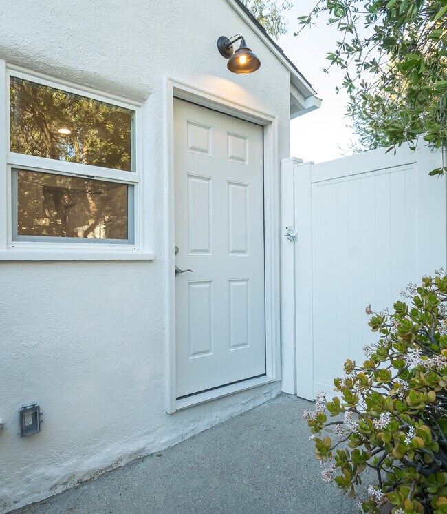 Building Photo - 3251 Vickers Dr