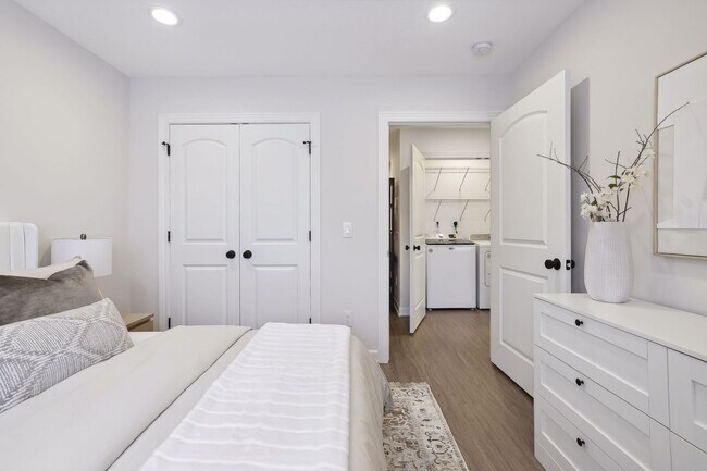 Building Photo - 3 Bedroom Townhome